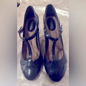 Perfect navy blue t-strap mid-heel shoes.